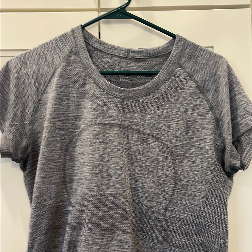 Lululemon women size 10 gray work out tee